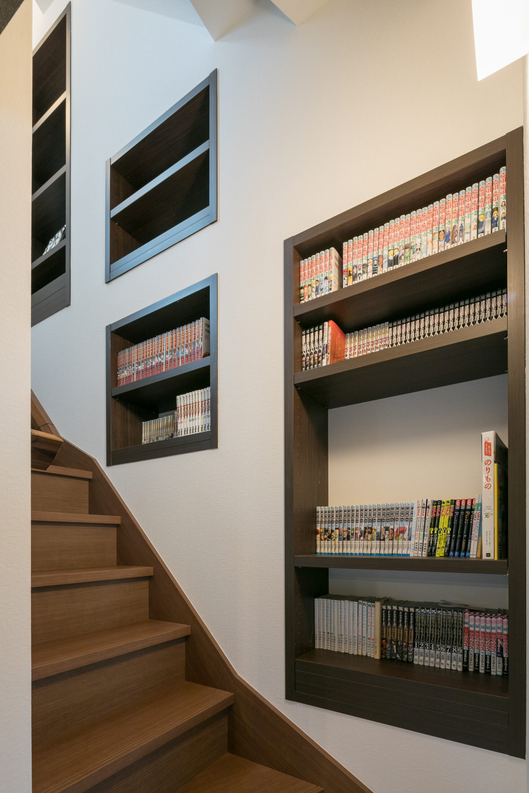 フォーライフ　階段の壁面には収納棚を設置。本や写真なども飾れます。