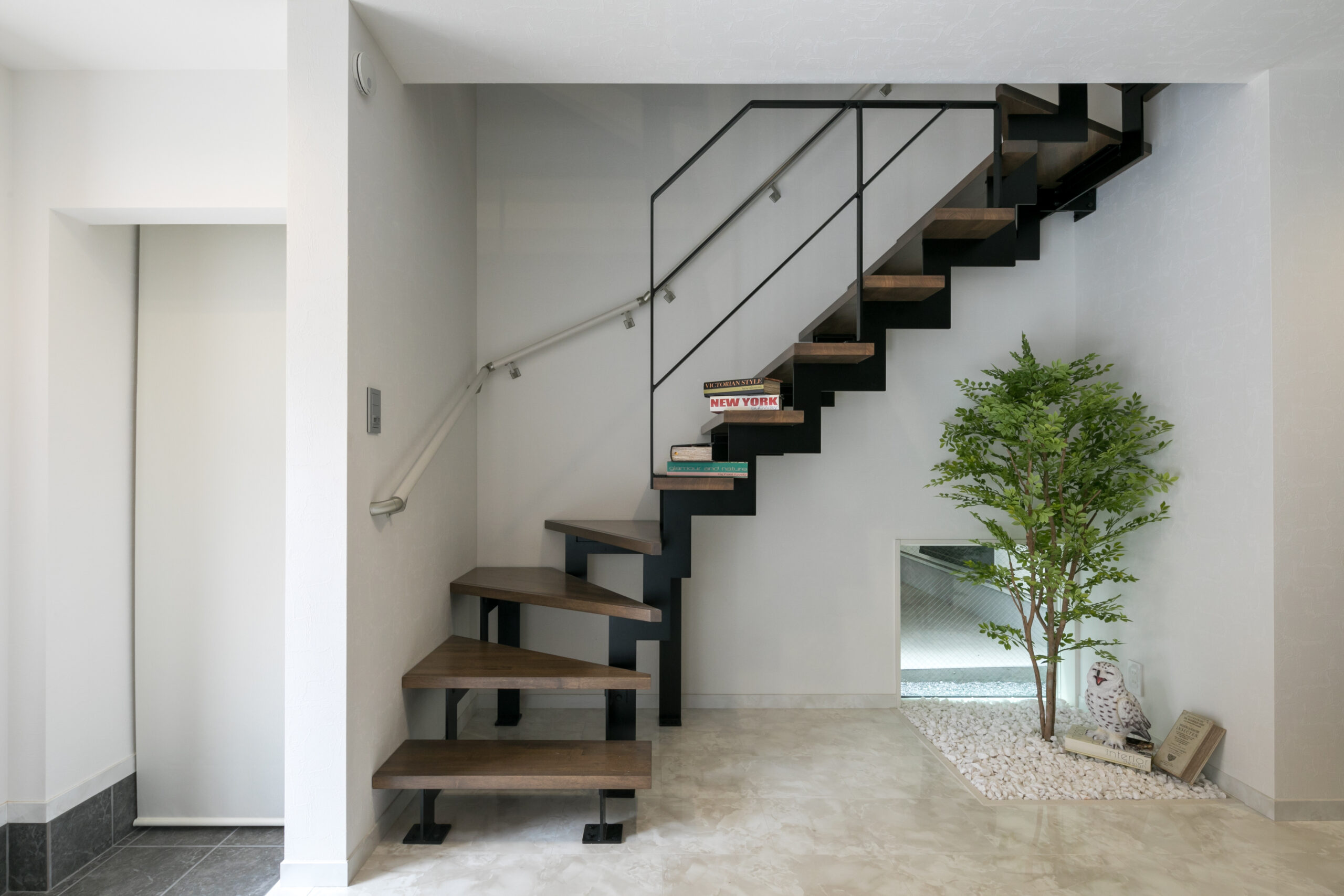 フォーライフ　モダンな印象のスチール階段は、空間を広く見せる効果もあります。