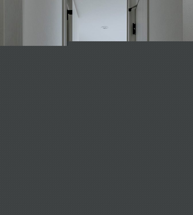 フォーライフ　廊下のフローリングは奥の部屋まで切れ目をなくしたため、空間の広がりが感じられるように。