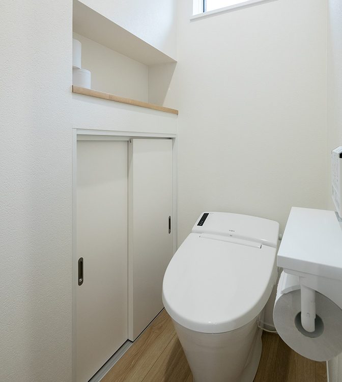 フォーライフ　トイレ収納は、階段下のスペースを有効活用。