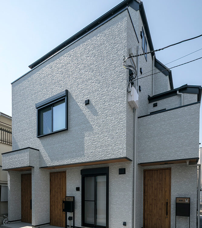 フォーライフ　賃貸併用住宅の外観。オーナー宅と賃貸部分の玄関ドアは同じものを採用しました。