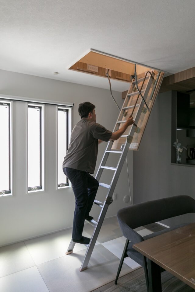 横浜市S様邸注文住宅の小屋裏収納へ