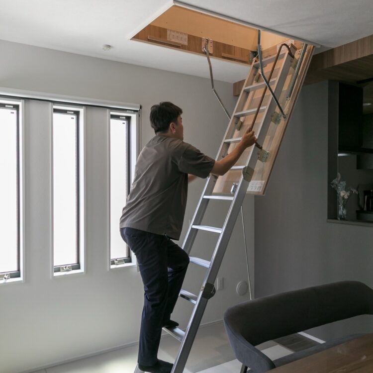フォーライフ　LDKからタラップで小屋裏収納へ。収納タイプのはしごなら、使わない時はしまっておけます。