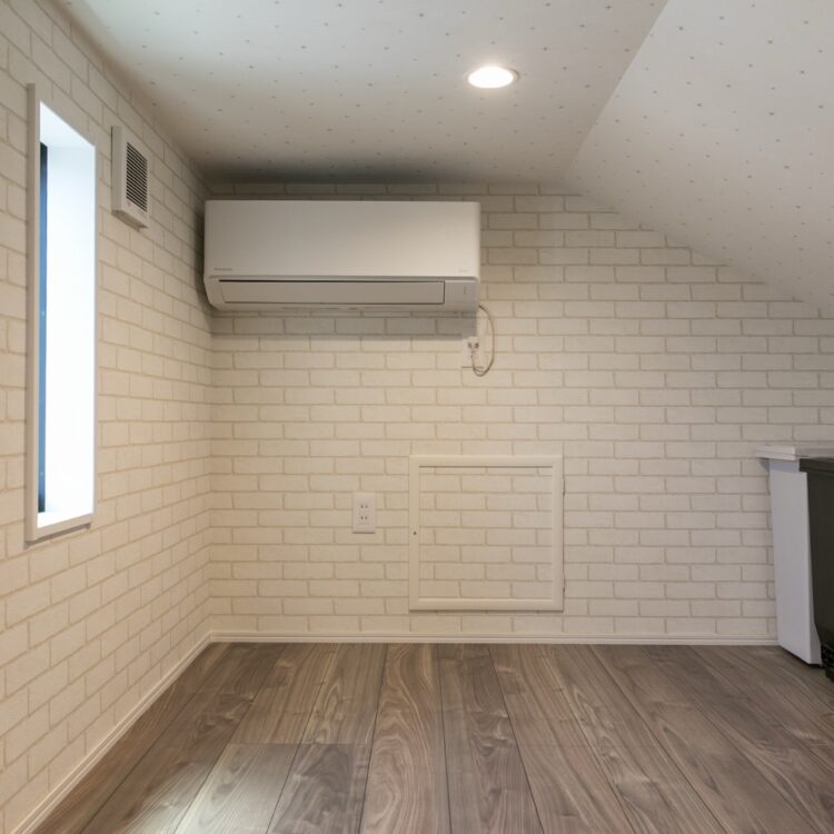 フォーライフ　小屋裏収納で、普段使わないものや大きなものもすっきり片付きます。将来子どもの遊び場所や趣味空間としての活用も考え、エアコンも設置しました。