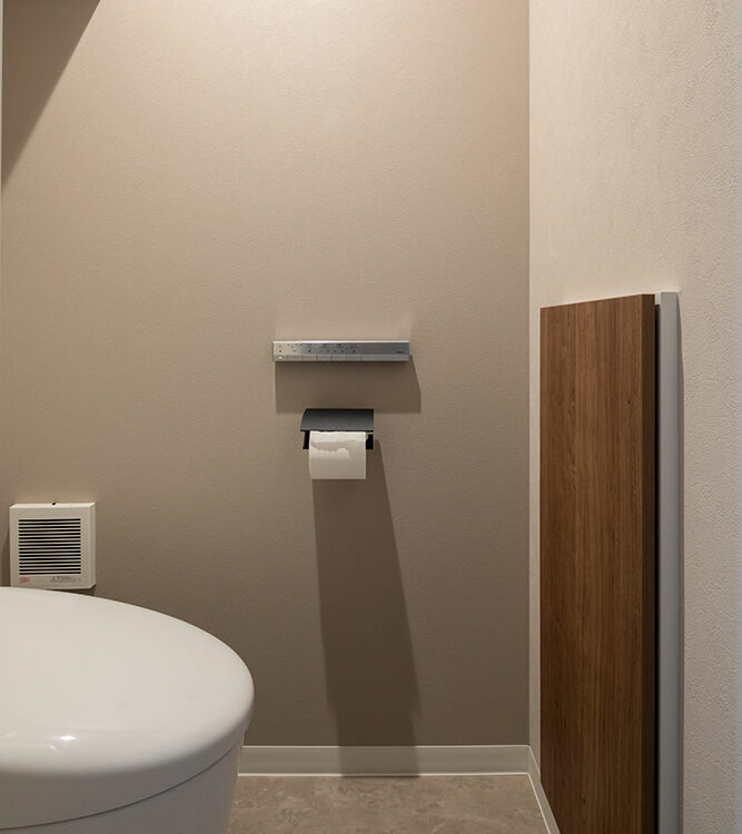 フォーライフ　トイレの壁に埋め込み収納を設けました。