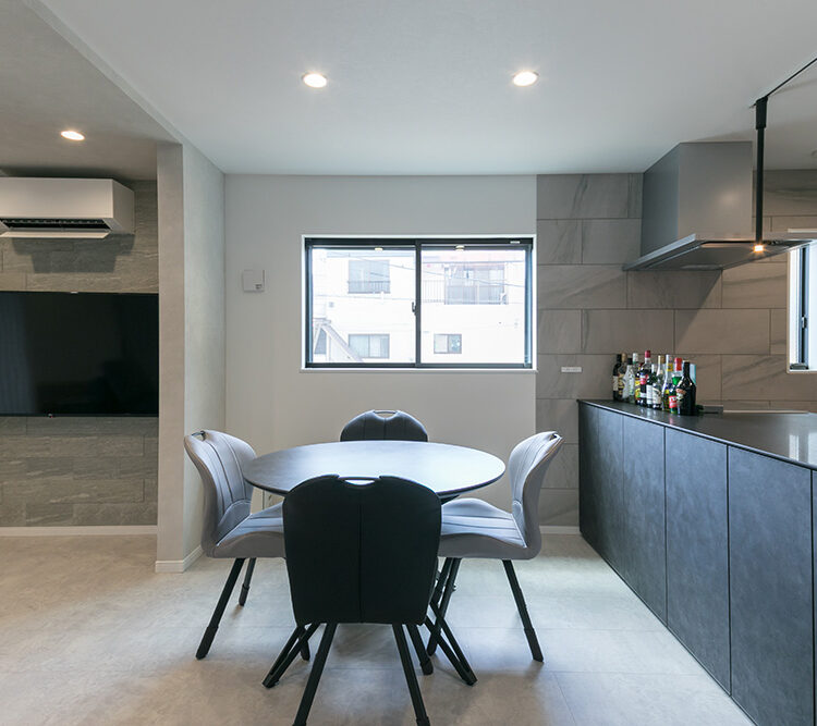 フォーライフ　グレー基調のおしゃれなダイニングキッチン。タイルやアクセントクロスにもこだわり、ホテルライクな空間を実現。