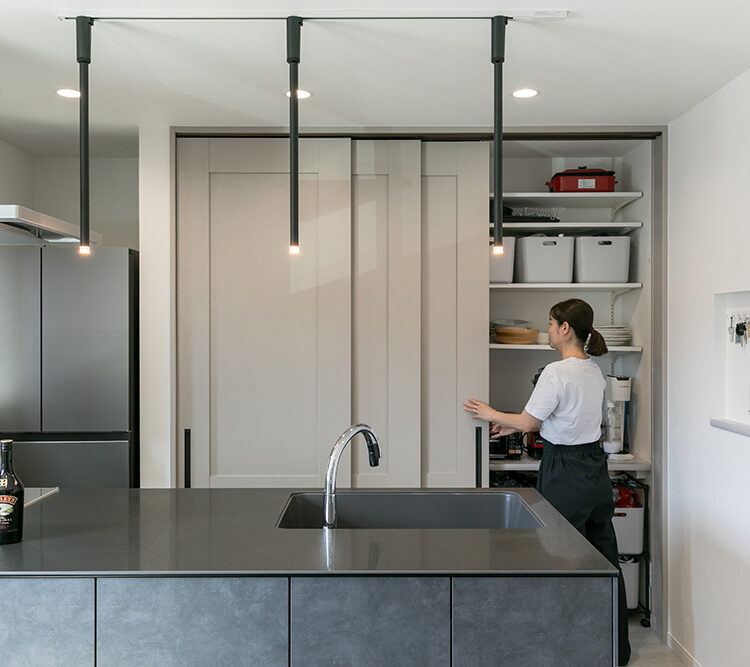 フォーライフ キッチン収納に引き戸をつけ、家電やゴミ箱など生活感を感じさせるものも全て収納できるように。