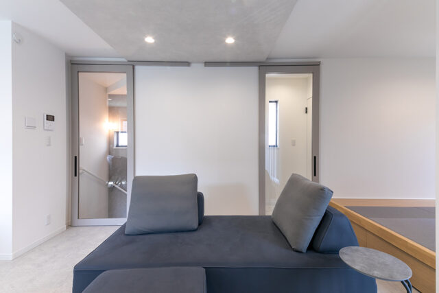 川崎市N様邸注文住宅のリビングとガラスハイドア