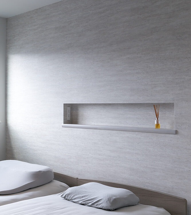 フォーライフ 寝室のベッドニッチ。左右両方にコンセントを設け、夫婦で使いやすくしました。