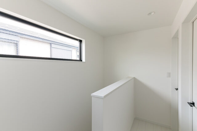 川崎市N様邸注文住宅の明るい階段ホール