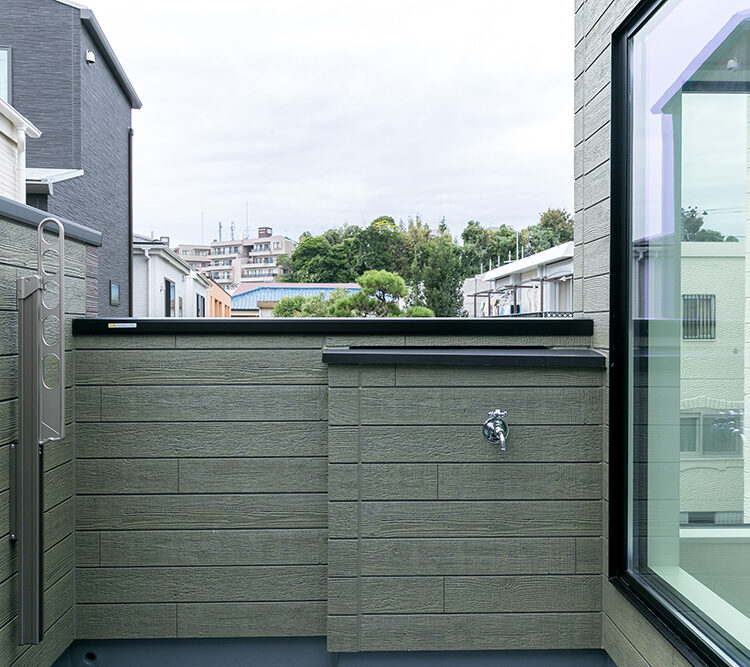 フォーライフ　水栓を備えたルーフバルコニー。大きな窓は、吹き抜けを通して1階リビングへ光を届けています。