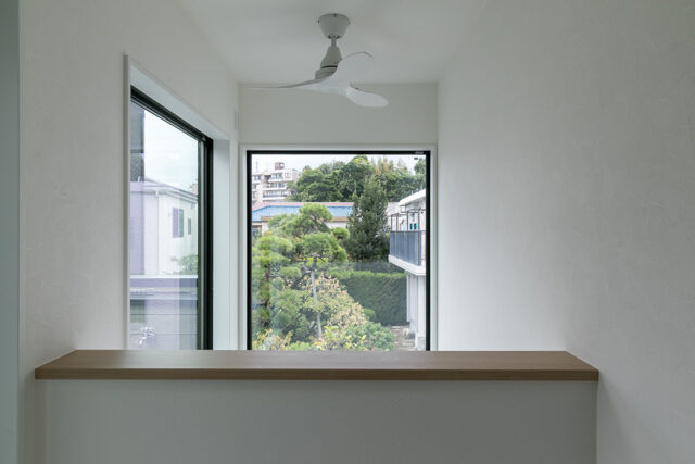 神奈川県S様邸注文住宅の吹き抜け窓と借景