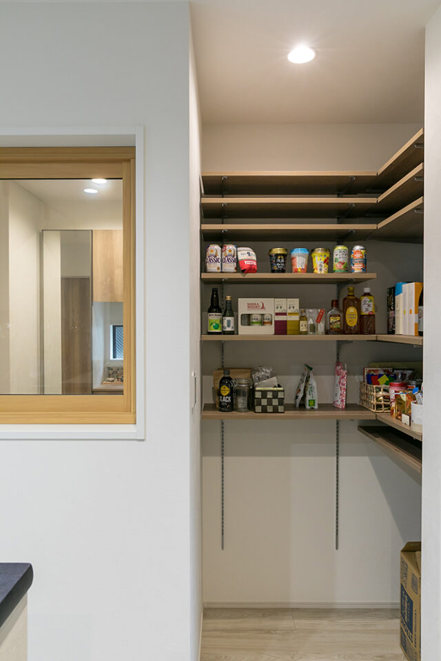 神奈川県S様邸注文住宅の室内窓とパントリー