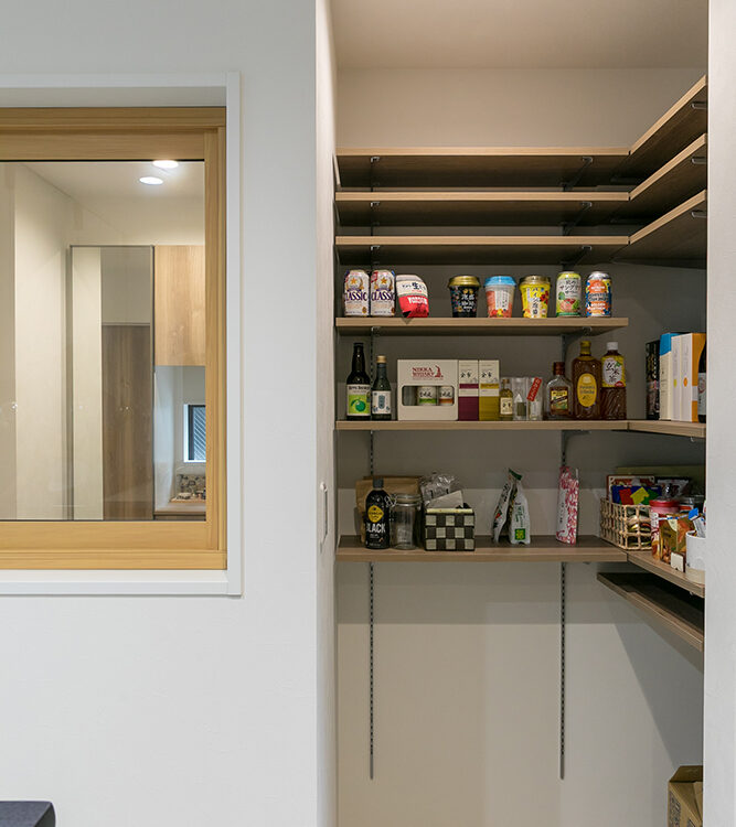 フォーライフ　キッチン横・リビングからは見えづらい位置のパントリー。室内窓からは玄関ホールの様子が見られます。