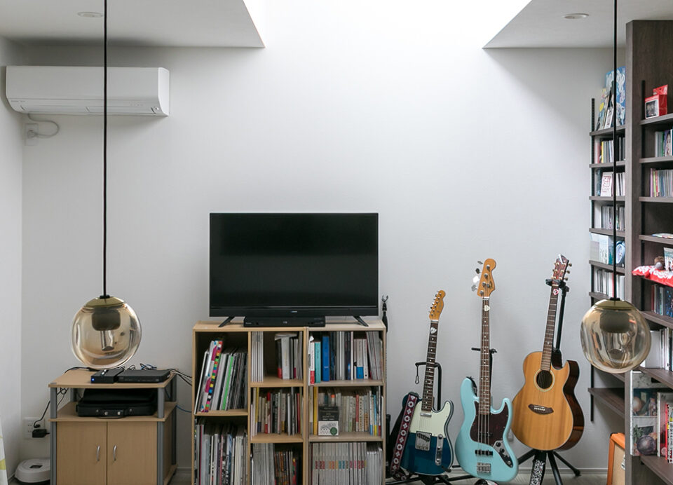 住まい手に寄り添う工夫を散りばめ、旗竿地で明るくゆったりと暮らす