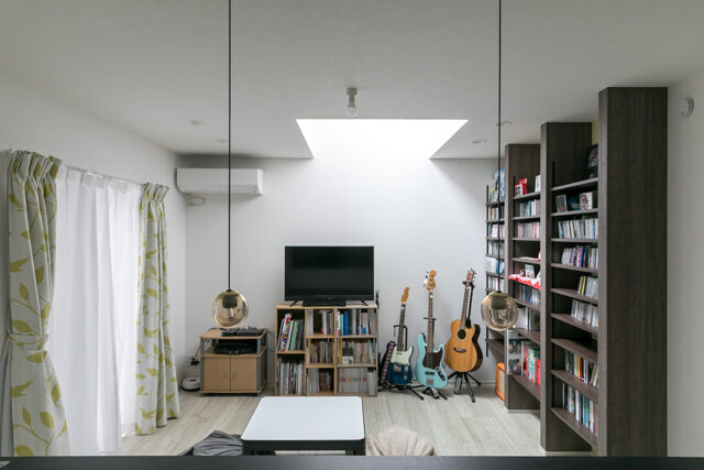 神奈川県S様邸注文住宅の吹き抜けから光が降り注ぐ１Fリビング