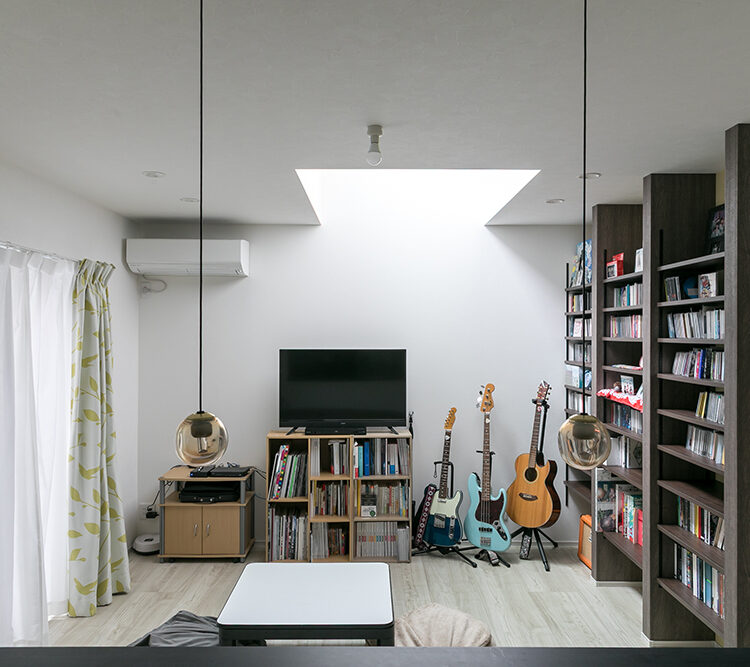 フォーライフ　吹き抜けから光が降り注ぐリビング。壁にはCD・DVDラックを造り付け、大量のコレクションをディスプレイしました。