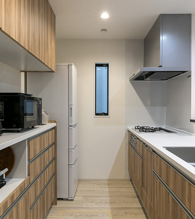 フォーライフ　対面式のセミオープンキッチン。夫婦で料理をするため、幅を広めに設定。