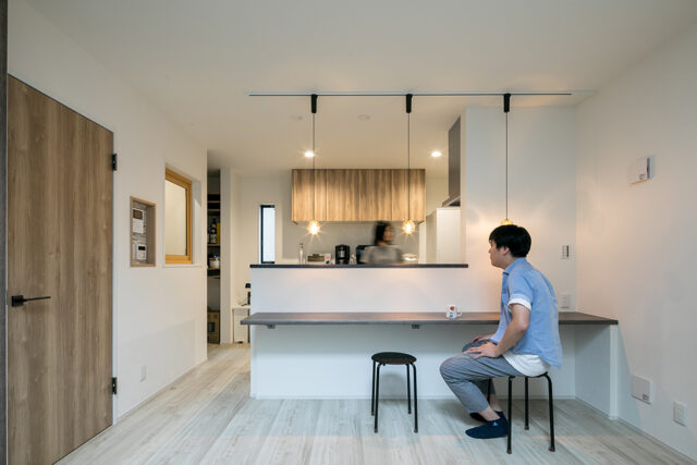 神奈川県S様邸注文住宅のカウンターダイニングとキッチン