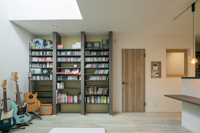 神奈川県S様邸注文住宅のリビングに造りつけた大容量CDラック