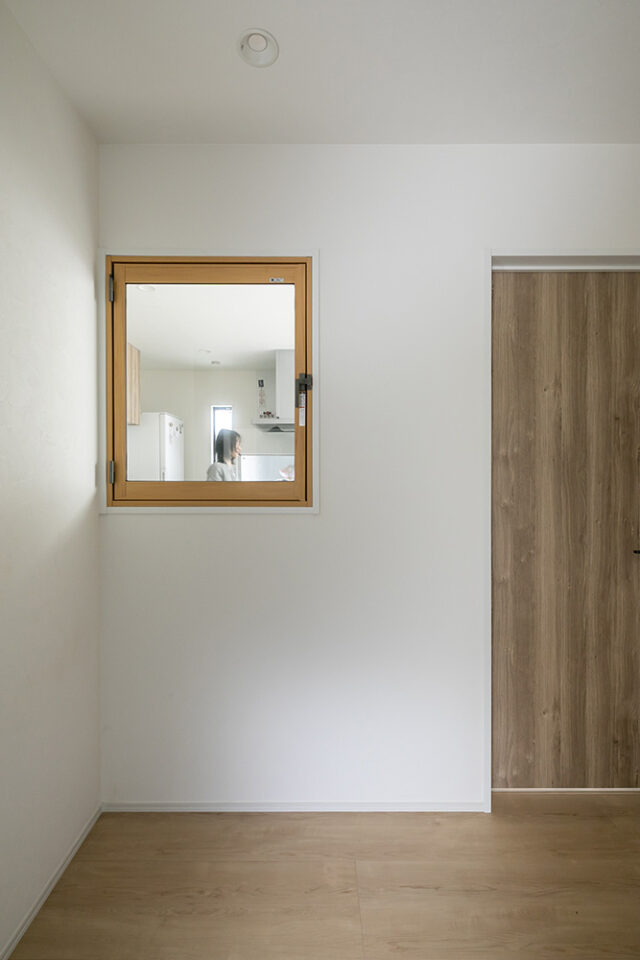 神奈川県S様邸注文住宅の玄関とキッチンをつなぐ室内窓