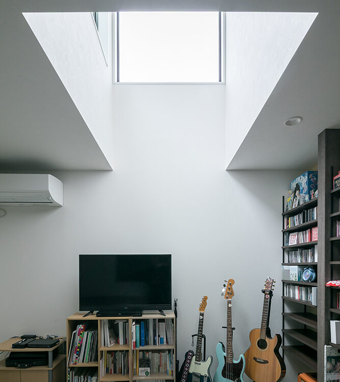 フォーライフ　１Fリビングの吹き抜け。住宅密集地の旗竿地でありながら、吹き抜けにすることで室内に明るい光が入り込みます。