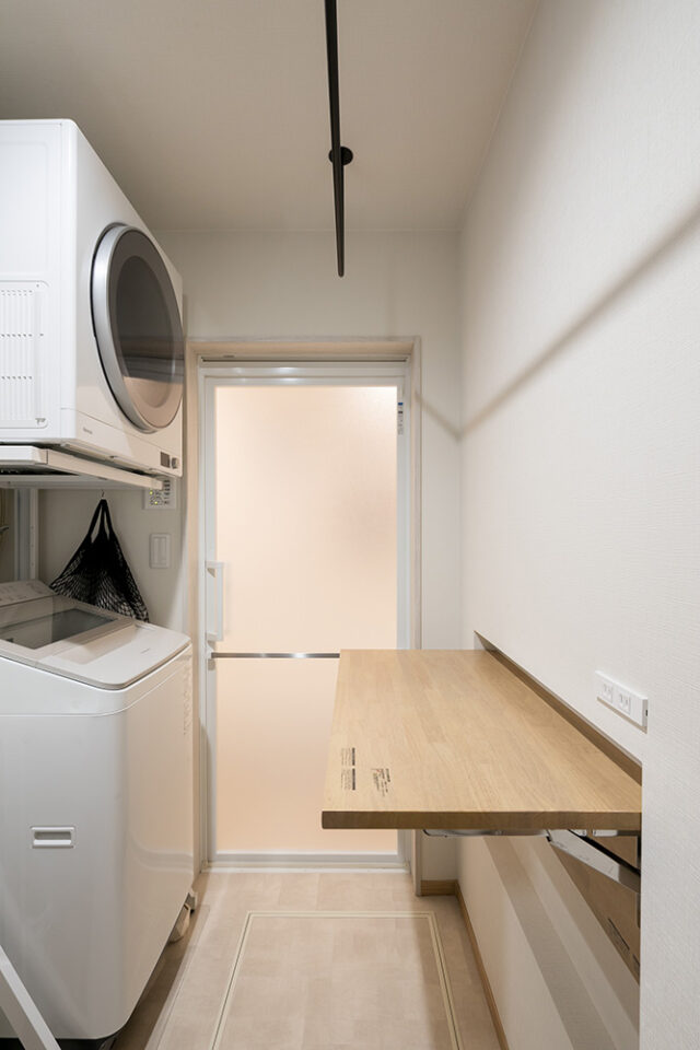 神奈川県太田様邸注文住宅の洗面室に造作した折り畳み式カウンター