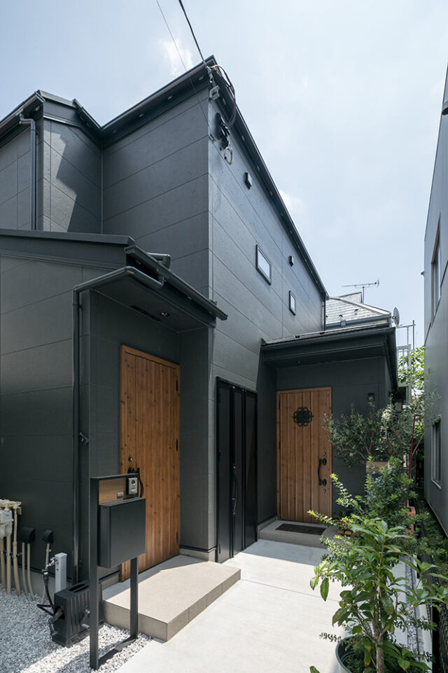大田区N様邸注文住宅の外観。完全分離の二世帯住宅なので、玄関ドアが２つあります。