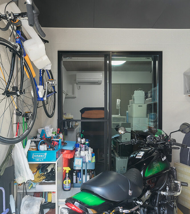 フォーライフ　ご主人の愛車が収まるバイクガレージ。奥の大きな窓はご主人の寝室につながっており、寝室から愛車が眺められるようになっています。