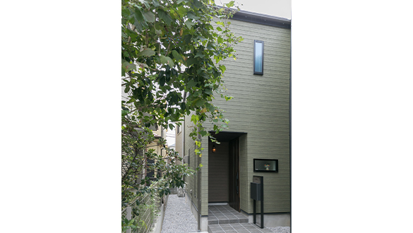 落ち着いた緑色が印象的な外観。